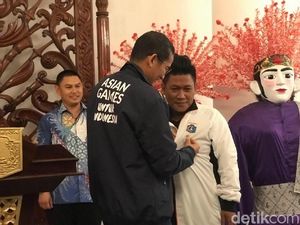 Sandi Beri Jaket ke Warga yang Pasang Bendera Bertiang Bambu