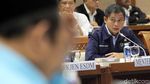 Pakai Jaket Asian Games, Jonan Rapat Bahas Subsidi BBM di DPR