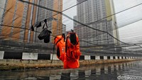 Sungai juga ditutupi dengan waring. Hal ini dilakukan agar warna air yang hitam tidak mengganggu para atlet yang menginap di Wisma Atlet.
