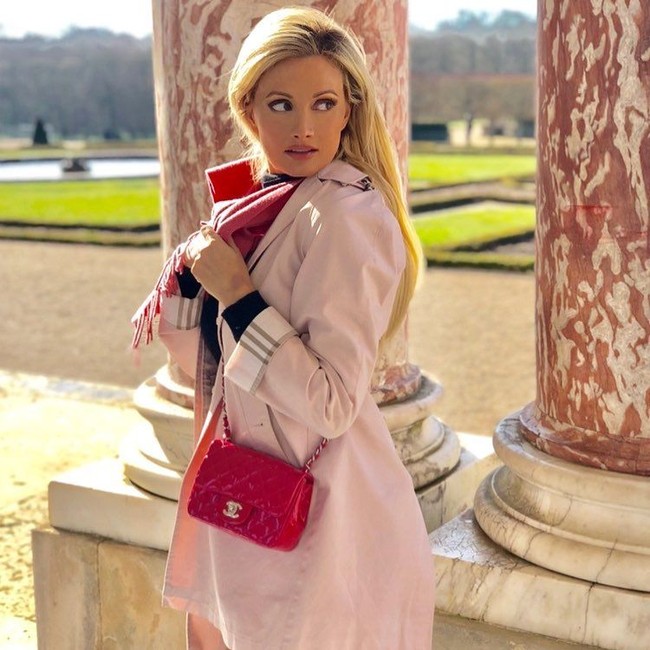 Hidup glamour memang ia dapatkan. Pria yang meninggal di usia 91 tahun pada September 2017 silam bahkan memberikan uang jajan seribu dollar setiap minggunya untuk para wanitanya.  Foto: dok. Instagram (@hollymadison)