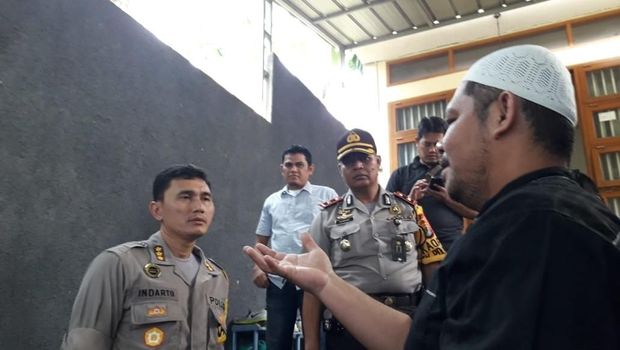 Polisi menginterogasi saksi di lokasi