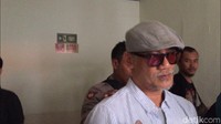 Namun pada sidang kali ini putusannya ditunda sehingga membuat Tio Pakusadewo kecewa.