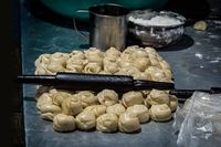 Joroknya! Karyawan Gerai Makanan Ini Bertelanjang Dada Saat Bikin Roti Canai