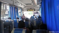 Para penumpang pun tak diperbolehkan untuk berdiri. Semuanya harus duduk. Inilah yang menjadi salah satu kunci kenyamanan selama di bus transjabodetabek premium. Foto: Ruly Kurniawan