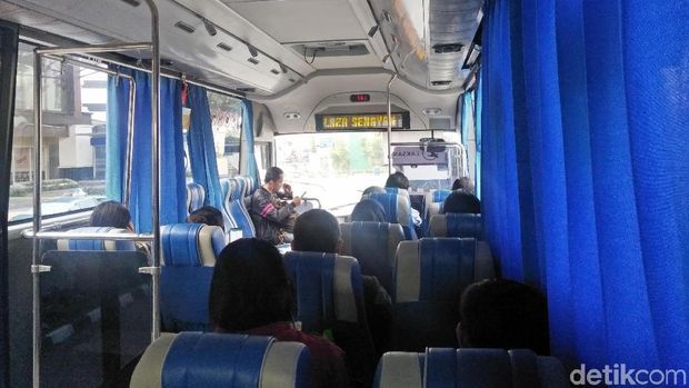 Dalam kabin bus Transjabotabek