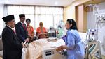 Foto: Tawa Jokowi, SBY, dan Bu Ani di Ruang Rawat RSPAD