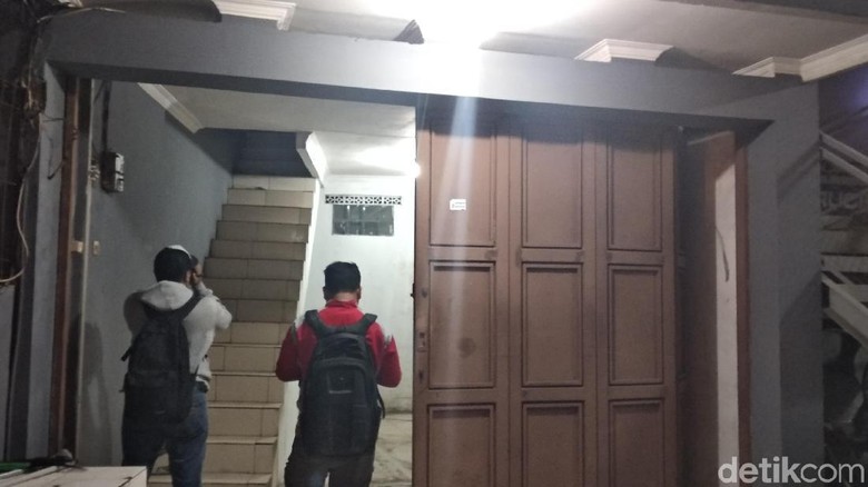 Densus 88 Amankan Istri Pemilik Rumah yang Digeledah di Bandung Densus 88 Amankan Istri Pemilik Rumah yang Digeledah di Bandung