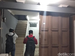 Densus 88 Amankan Istri Pemilik Rumah yang Digeledah di Bandung