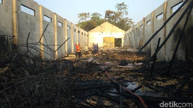 Gudang Rotan di Plered Cirebon Ludes Terbakar
