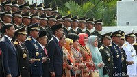 Pelantikan ini juga dihadiri oleh Wapres Jusuf Kalla, Menko Polhukam Wiranto, Kapolri Jenderal Tito Karnavian, dan Panglima TNI Marsekal Hadi Tjahjanto.