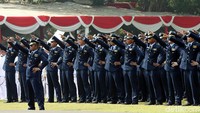 Tak mau kalah, sebanyak 119 perwira TNI AU, lulusan Akademi Angkatan Udara (AU) Yogyakarta juga turut melakukan selebrasi kelulusan. Para perwira pertama TNI AU tersebut menyerukan yel-yel. Mereka kemudian bergaya dengan kacamata hitam sembari memandang ke langit.