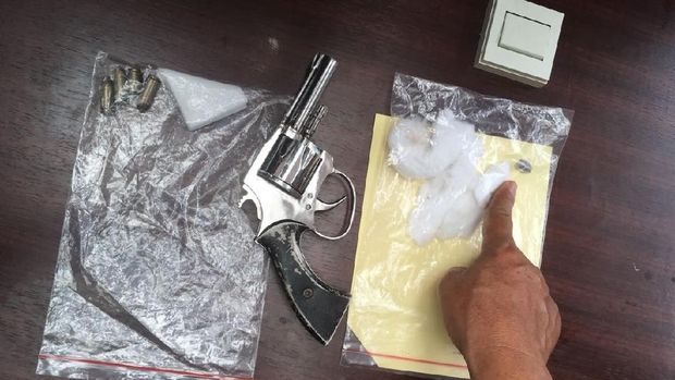 Barang bukti pistol pelaku