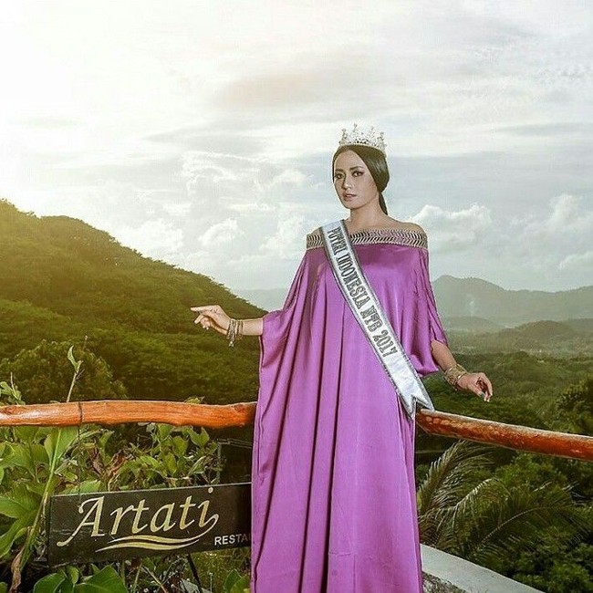 Yayasan Puteri Indonesia juga mencopot gelar Puteri Indonesia 2017 dari perwakilan Nusa Tenggara Barat, Ni Komang Sri Maya Dian. Pada ajang grand final Puteri Indonesia 2017 yang digelar Maret 2017 Dian belum berhasil meraih juara. Foto: Instagram, Yayasan Puteri Indonesia