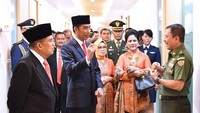 Jokowi tampak berbincang dengan Kepala RSPAD Gatot Subroto dr Terawan.