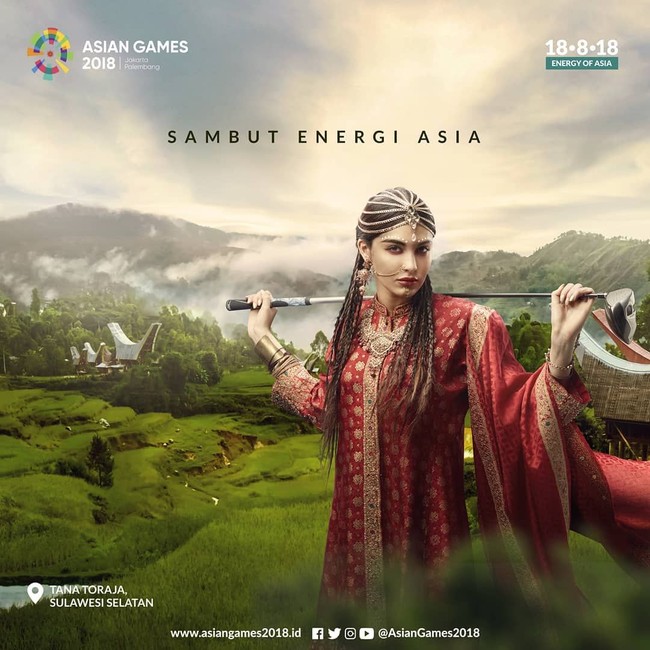 Busana bergaya tunik dalam nuansa Minang rancangan Ghea Panggabean juga mejeng di kampanye yang dipotret oleh fotografer Nurulita Nuli, dengan Erlangga S. Negoro sebagai stylist. Mewakili negara-negara di kawasan Asia Barat seperti India dan Pakistan, sang model pun dihiasi akseosri kepala dan wajah khas negara tersebut. (Foto: Instagram/@nurulitanuli)