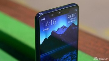 Bagian atasnya terdapat notch untuk menempatkan kamera selfie. Foto: cnbeta