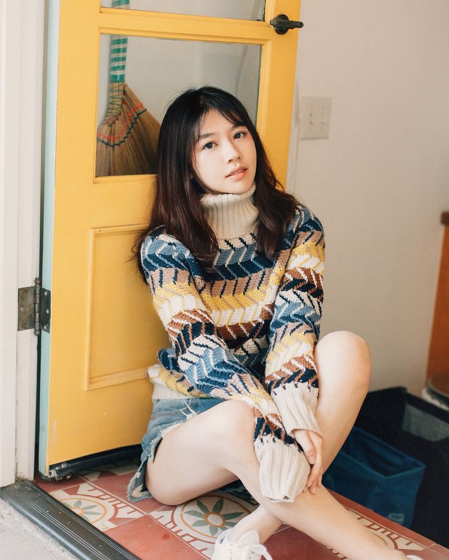 Tampil dengan sweater turtleneck, penampilan Cindy pun terlihat memukau. Foto: Instagram