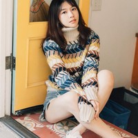 Tampil dengan sweater turtleneck, penampilan Cindy pun terlihat memukau. Foto: Instagram