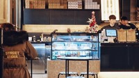 Kafe modern dan mewah ini menempati bangunan dua lantai. Terdapat alat racik kopi dan etalase cake serta kursi dan meja besi berwarna hitam di lantai bagian bawah. Cake dan pastry yang tersedia dibuat baru setiap paginya. Foto: herdailymusingsblog