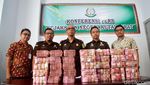 Cash! Ini Penampakan Rp 3,5 Miliar yang Dibalikin Profesor Teja