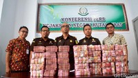 Foto: Prof Teja sebelumnya sudah mengembalikan dengan sukarela Rp 5,8 miliar, ditambah sita asetnya Rp 4 miliar. Eksekusi ini dihadiri oleh Kajari Kutai Barat Syarief Sulaiman, Kasi Pidsus Kejari Kubar Indra Rivani, Kasi Pidum Kejari Kubar  Andy Simanjuntak dan Pejabat BRI. (ist)