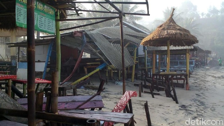 Kios Kios Di Pantai Klayar Pacitan Rusak Diterjang Gelombang