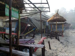 Kios-kios di Pantai Klayar Pacitan Rusak Diterjang Gelombang Tinggi