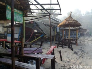 Kios-kios di Pantai Klayar Pacitan Rusak Diterjang Gelombang Tinggi