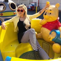 Holly kini telah menikah dengan pria bernama Pasquale Rotella dan telah memiliki anak. Holly berpesan bagi wanita muda agar tidak silau dengan harta pria dan kehidupan glamour yang belum tentu membuat bahagia.  Foto: dok. Instagram (@hollymadison)