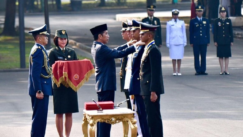Pesan Jokowi ke Perwira Remaja TNI-Polri: Beri Bangsa yang Terbaik Pesan Jokowi ke Perwira Remaja TNI-Polri: Beri Bangsa yang Terbaik