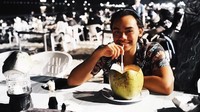 Pria yang dikabarkan dekat dengan Valerie Thomas ini sedang mampir ke Pantai Jimbaran, Bali. Rafi pun memilih es kelapa segar untuk menemani santap malamnya. Foto: Instagram rafihaikal123