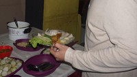 Di acara syukuran, Moreno sibuk memilih makanan. Ada lontong, lalapan segar dengan tahu tempe. Foto: Instagram @moreno_soeprapto