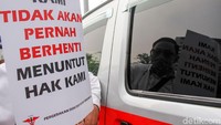 Koordinator aksi mengatakan ijasah mereka disita oleh pihak kampus. padahal putusan MK menjelaskan bahwa uji kompetensi diselenggarakan oleh organisasi profesi bukan Kemenristekdikti.
