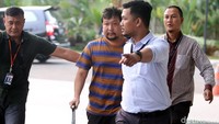 Effendy alias Asiong tiba di Gedung KPK dengan menggunakan pakaian santai bermotif garis biru-oranye dan menyeret sebuah koper. Ia langsung diarahkan untuk masuk ke lobi KPK.