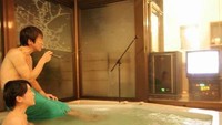 Pihak penginapan juga memperbolehkan tamu untuk berkaraoke sambil berendam di jacuzzi privatenya. (shyosenkaku.co.jp)
