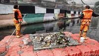 Sungai itu dibersihkan setiap hari dari pukul 06.00 WIB hingga 18.00 WIB.