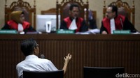 Boediono ditanya soal rapat terbatas di Istana yang membahas masalah Bank Dagang Nasional Indonesia dan utang tambak. Dalam ratas, Ketua BPPN saat itu, Syafruddin Arsyad Temenggung menyampaikan laporan.