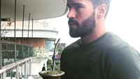 Kalau yang ini si kiper termahal sedang menikmati segelas minuman di Kota Roma (Alisson Becker/Instagram)