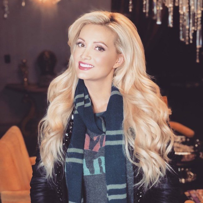 Hubungan Holly dengan mendiang bos Playboy Hugh Hefner berjalan cukup lama dari 2002 hingga 2008. Namun sepanjang menjadi kekasih pria kaya raya itu ia tidak merasa bahagia. Foto: dok. Instagram (@hollymadison)