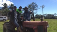  Petualangan berbau pedesaan menjadi khas liburan Alisson. Ini saat dia menaiki traktor di Rio Grande do Sul. Adalah sebuah negara bagian Brasil yang beribu kota di Porto Alegre (Alisson Becker/Instagram)  
