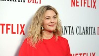 Drew Barrymore masih eksis di layar lebar dan bisnis kuliner. Bersama Carmel Road Winery di California, ia jadi pemilik Barrymore Wines. Tiga varian yang ditawarkan adalah Pinot Grigio, Pinot Noir dan Rose. Foto: Getty Images