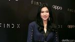 Pesona Isyana Sarasvati dengan Cape Dress Biru
