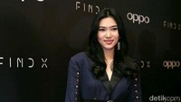 Senyum manis Isyana membuat pria klepek-klepek. Pool/Ismail/detikFoto.