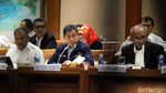 Pakai Jaket Asian Games, Jonan Rapat Bahas Subsidi BBM di DPR