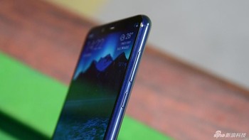 Bagian samping terdapat tombol power dan pengaturan volume data. Foto: cnbeta