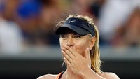 Petenis Maria Sharapova tak hanya bersinar di lapangan. Ia memilih bisnis Sugarpova yang menjual permen dan cokelat premium. Foto: Getty Images