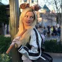 Saat menjadi kekasih Hugh Hefner, wanita 38 tahun itu tinggal bersama wanita seksi lainnya di rumah Hugh Hefner yang bernama Playboy Mansion. Dalam bukunya yang berjudul Down the Rabbit Hole: Curious Adventures and Cautionary Tales from a Former Playboy Bunny yang terbit di 2015, Holly mengatakan bahwa rumah tersebut memang dilengkapi dengan berbagai fasilitas, namun ia tidur di tempat tidur tua dengan karpet berbau urin anjing. Foto: dok. Instagram (@hollymadison)