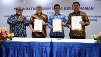 Direktur PT Bank Tabungan Negara (Persero) Tbk. Budi Satria (kanan) bersama Komisaris Utama PT Bintang Energi Lestari Soegiharto, Direktur Utama Bintang Energi Lestari Ishak, dan Ketua KOPRI sekaligus Sekertaris Daerah Kabupaten Lebak Dede Jailani berbincang usai Penandatangan Nota Kesepahaman di Menara BTN, Jakarta, Kamis (19/7/2018).