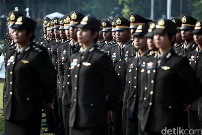 Presiden Joko Widodo (Jokowi) melantik 724 perwira TNI dan Polri di Istana Merdeka, Jakarta, Kamis (19/7/2018). 724 perwira ini sebelumnya menempuh pendidikan di Akademi TNI dan Akademi Kepolisian (Akpol).