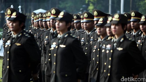 Presiden Joko Widodo (Jokowi) melantik 724 perwira TNI dan Polri di Istana Merdeka, Jakarta, Kamis (19/7/2018). 724 perwira ini sebelumnya menempuh pendidikan di Akademi TNI dan Akademi Kepolisian (Akpol).